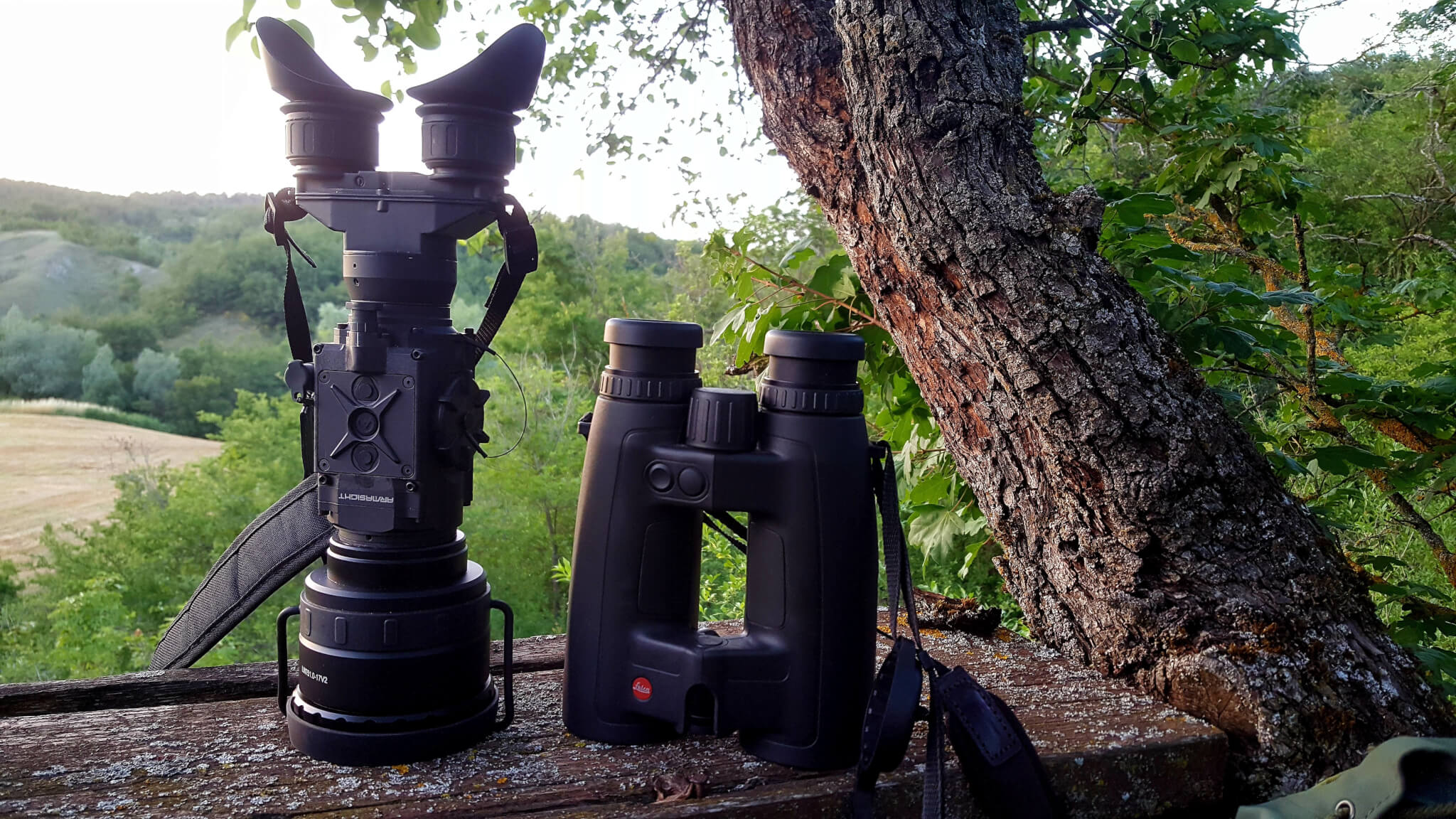 I Signori della notte. Accanto a Armasight Command (Helios) 5-20x75 HD. il Geovid 8x56 HD-B di Leica è oggi il binocolo diurno più efficace al crepuscolo che esista al mondo. Ci ha aiutato a telemetrare le distanze degli animali nella nostra prova.