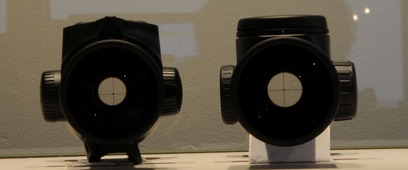 La pupilla d’uscita: è lo spazio utile all’occhio umano per osservare all’interno del cannocchiale. Qui la vediamo in due cannocchiali di altissima qualità, con obiettivo da 56 millimetri ed ingrandimento 2,5x (a sinistra) e 2,4x (a destra). Quello a destra è un Magnus di Leica, dotato, al minimo ingrandimento, di una pupilla d’uscita estremamente grande, per garantire agli occhi l’osservazione più agevole in fase crepuscolare.