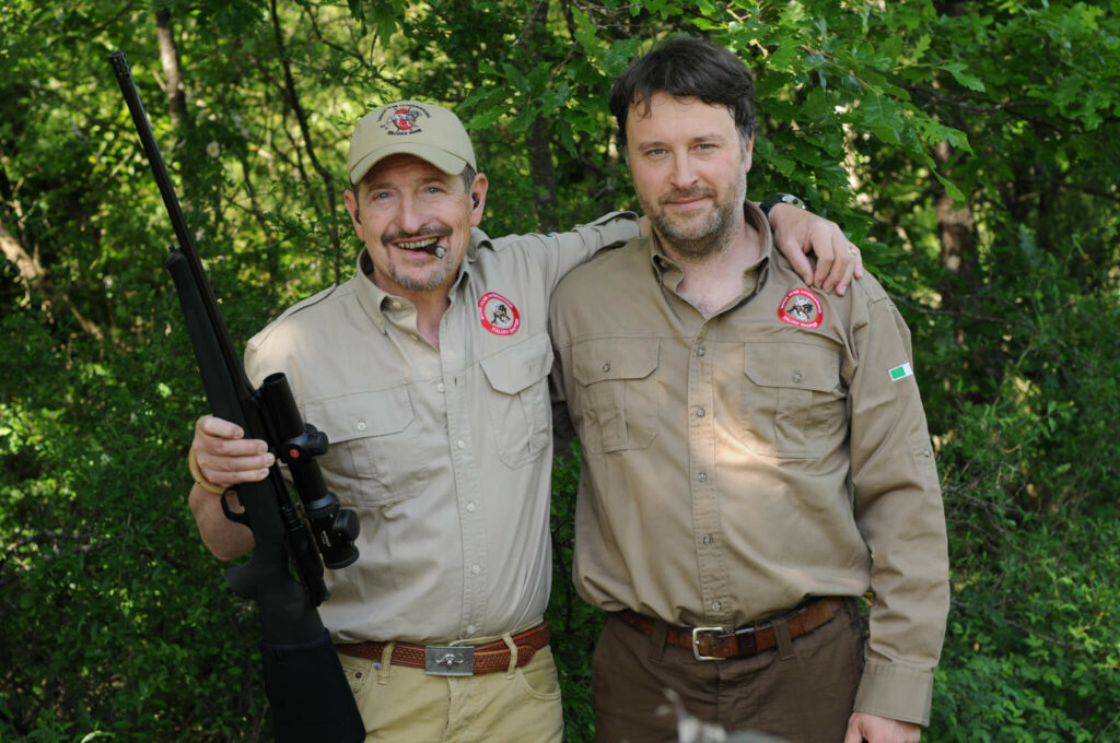 Tiziano Terzi, con Francesco Corrà, mostra orgoglioso il suo Leica Magnus 1-6.3x24 montato sulla sua Blaser.