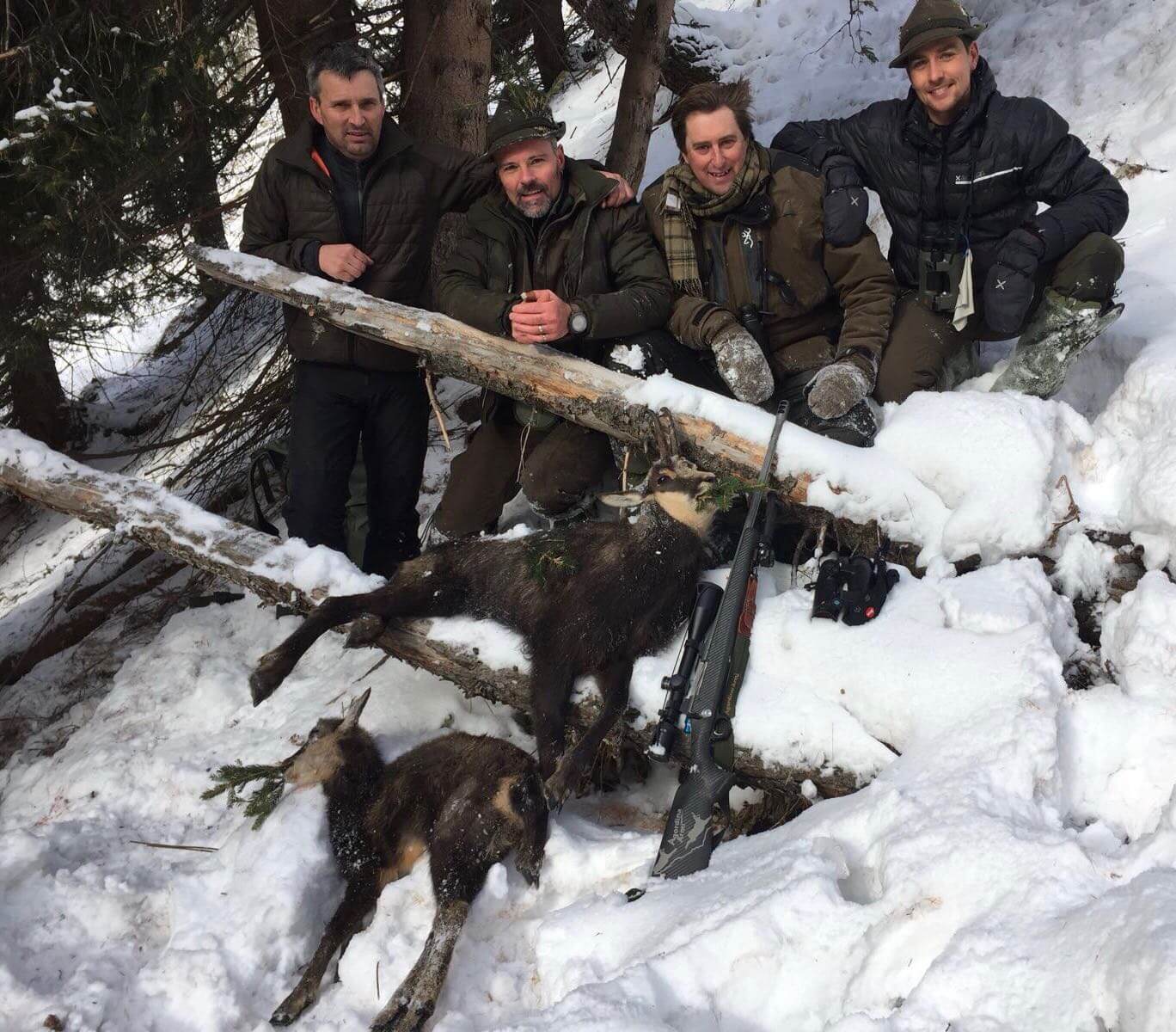 Da sinistra, l'accompagnatore Walter, caro amico di Andrea e socio della riserva di Rocca Pitore, Andrea Mottes, Federico Cusimano di Caccia e Pesca Sky e Giacomo, cugino e compagno di avventure di caccia di Andrea. Tutti con Geovid 8x42 HD-B, a parte Walter che utilizza il Leica Noctivid 8x42. Vicino ai camosci, la carabina Rosè realizzata da Andrea