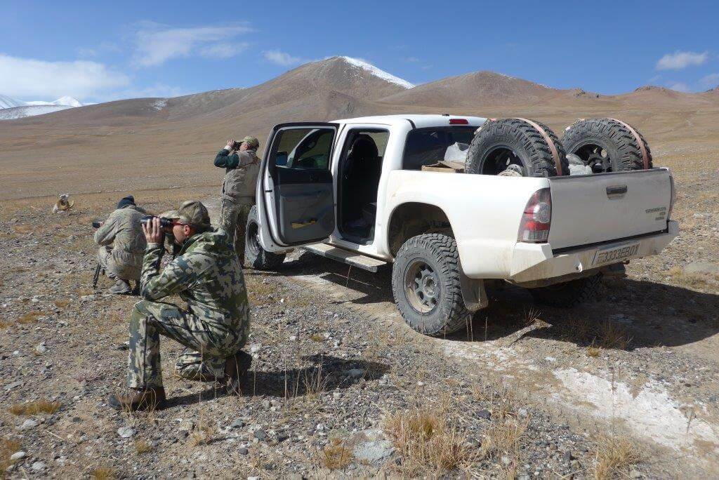 Stefano scandaglia la montagna con il suo Geovid 8x42 HD-B alla ricerca dei branchi