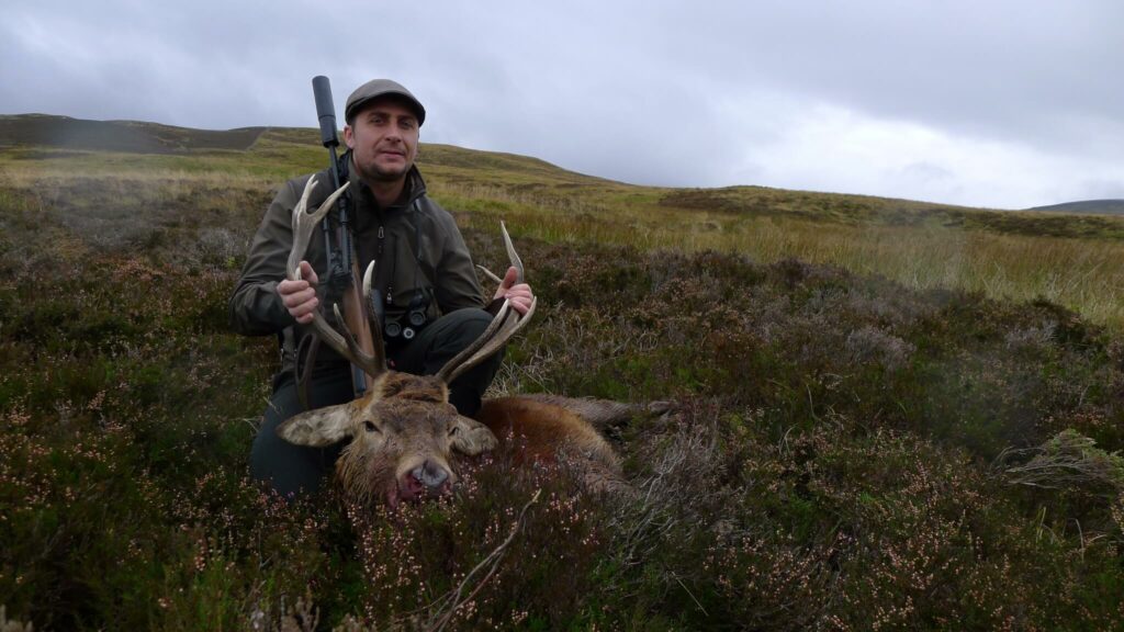 L'armiere Alessandro Bruschetti con un cervo cacciato nelle Highland con l'organizzazione di Luciano Proietti