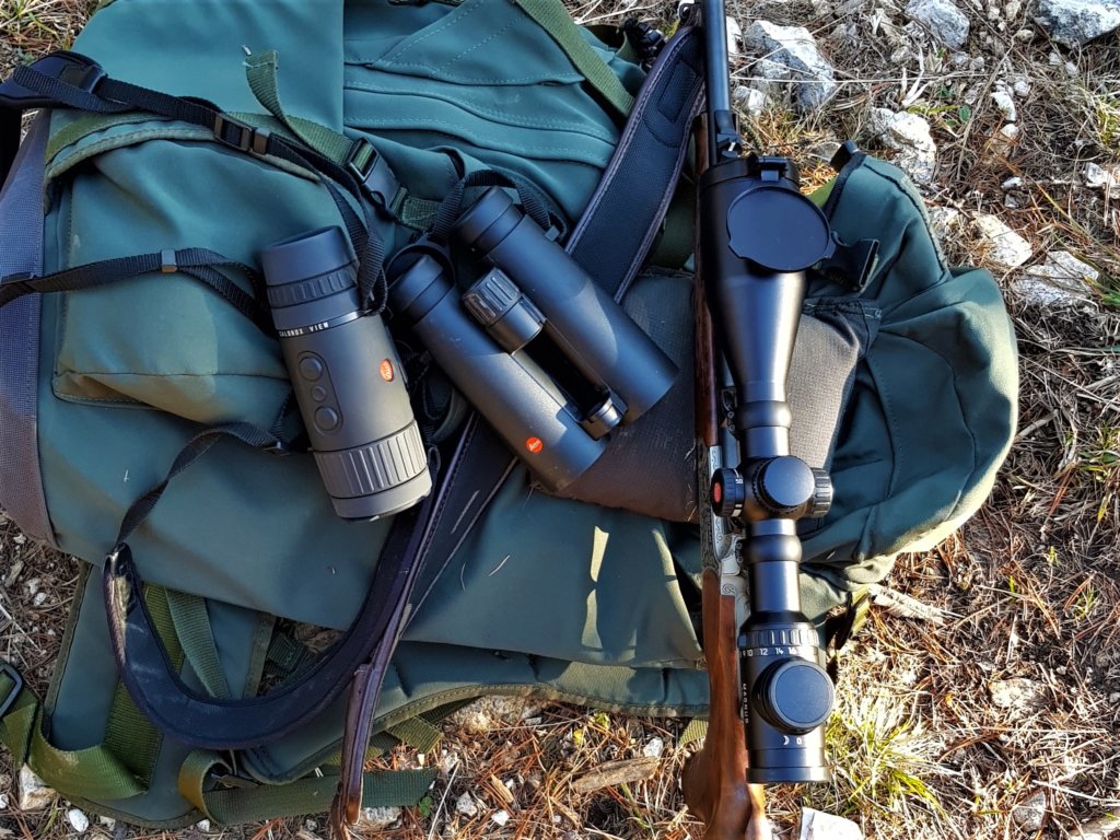 Oggi ho con me il kipplauf Blaser K95 .270 Win, palle in rame Hasler Hunting da 125 grani, Magnus 2,4-16x56, il magico Noctivid 8x42 (e il telemetro CRF 2800.com) e il nuovo termico Calonox.