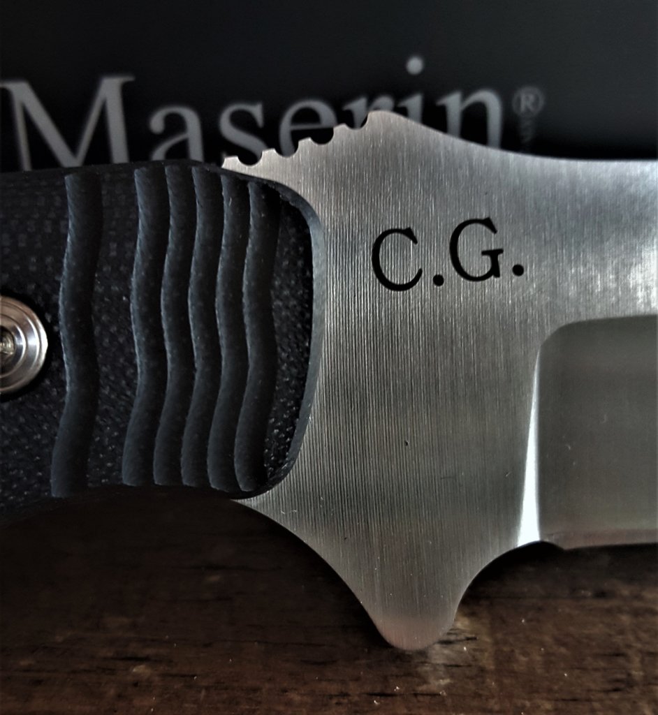 Tutti i coltelli Maserin possono essere personalizzati su www.coltellidacaccia.com con l'incisione del proprio nome, o delle iniziali, o di un logo.