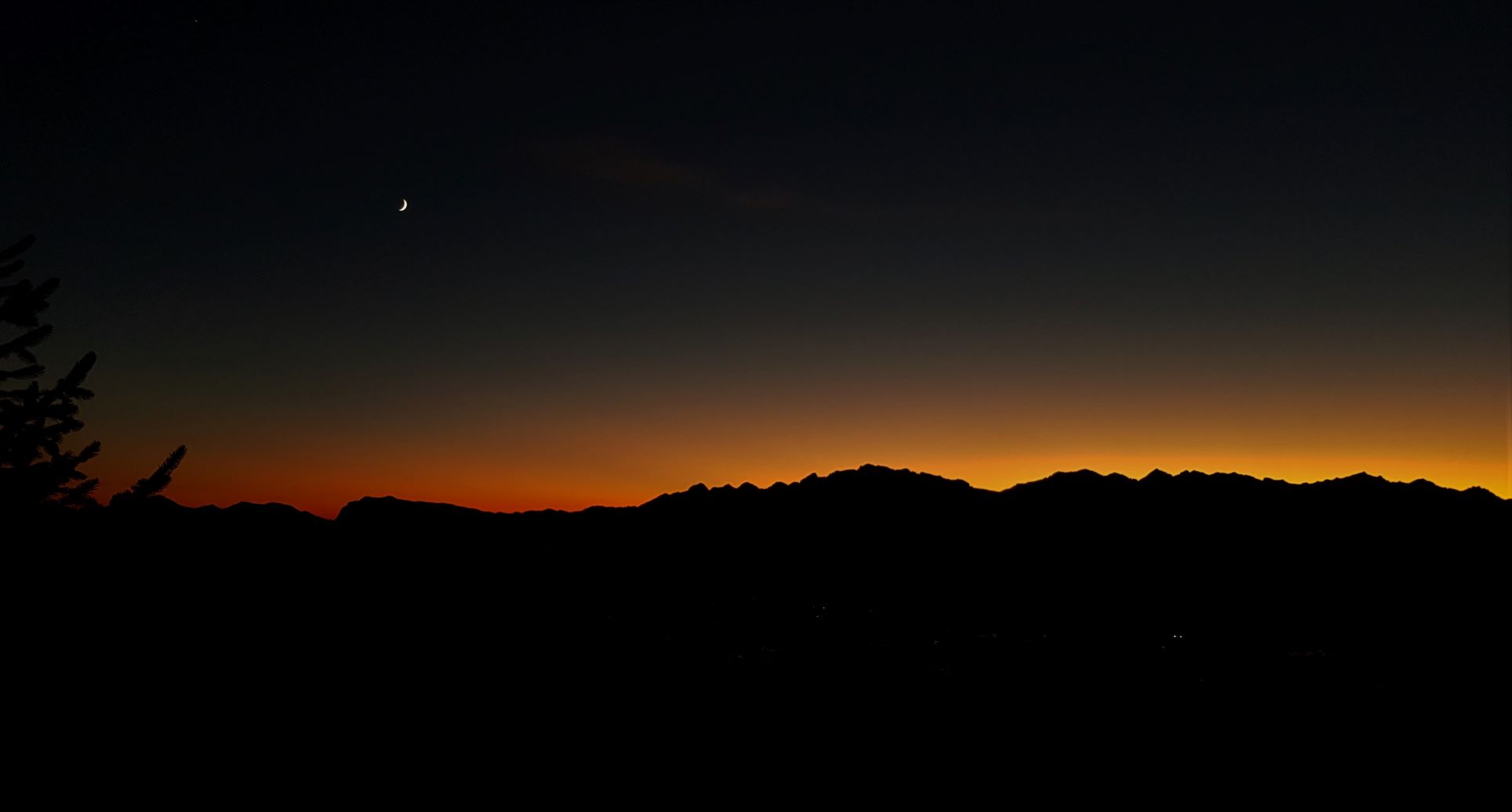 La luna saluta i cacciatori, è notte e la montagna adesso è solo dei suoi animali.