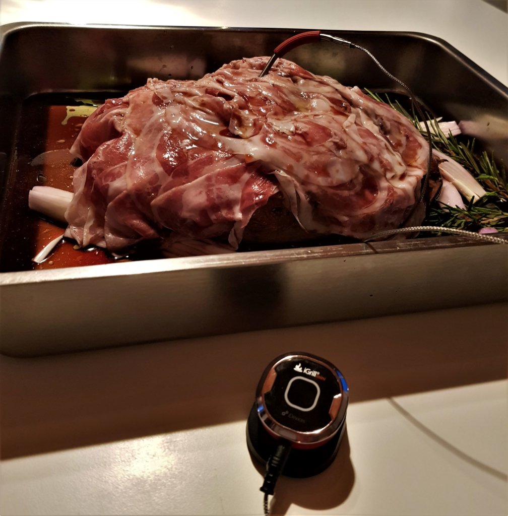 Una coscia del camoscio dell'anno scorso pronta per il forno. Con 7 spicchi d'aglio inseriti nella carne, frollatura lunga e zero marinatura, fodera di guanciale e un po' di scalogno, rosmarino, massaggiata di sale e pepe e vino rosso ad ammorbidire. La ricetta del caro amico Bepi Audino, con un po' di tecnologia per controllare la temperatura di cottura.