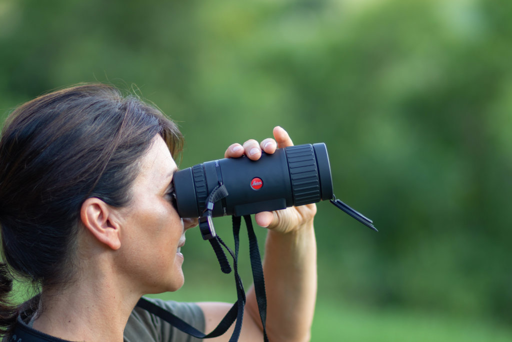 Il Visore termico Leica Calonox View. Le dita cadono naturalmente sui pulsanti di impostazione, che possono essere comunque sostituiti da quelli sullo schermo del proprio smartphone, usando la APP.