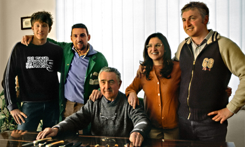 Fervido Maserin, seduto, con alle sue spalle i figli e il nipote. in una foto di qualche anno fa.