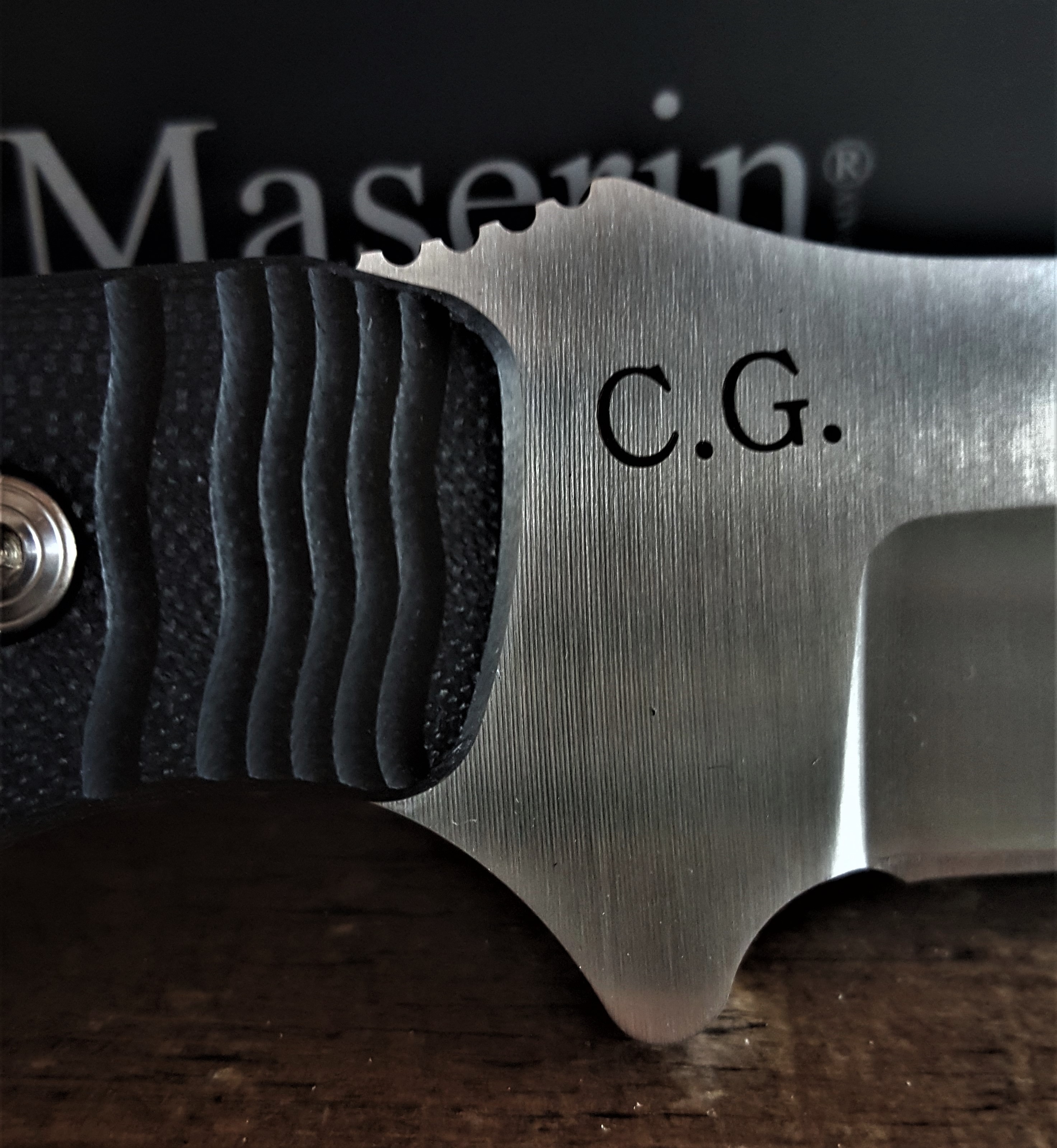 Un coltello Maserin con l'incisione delle inziali del suo proprietario.