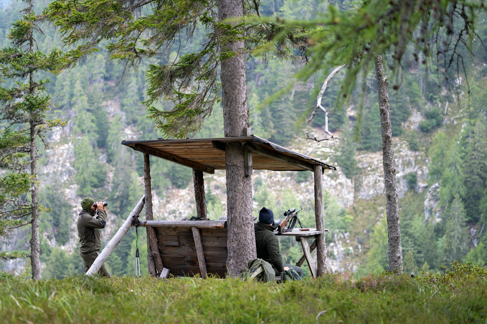 Soprattutto in montagna, quando tra noi e l'anschuss c'è una valle, la ricerca dell'animale abbattuto è da sempre qualcosa di complesso, che richiede riferimenti o qualcuno che rimanga sul luogo del tiro per fornire indicazioni. Ora il problema viene azzerato, grazie alla tecnologia del Geovid PRO, grazie alla nuova APP Leica Ballistics.