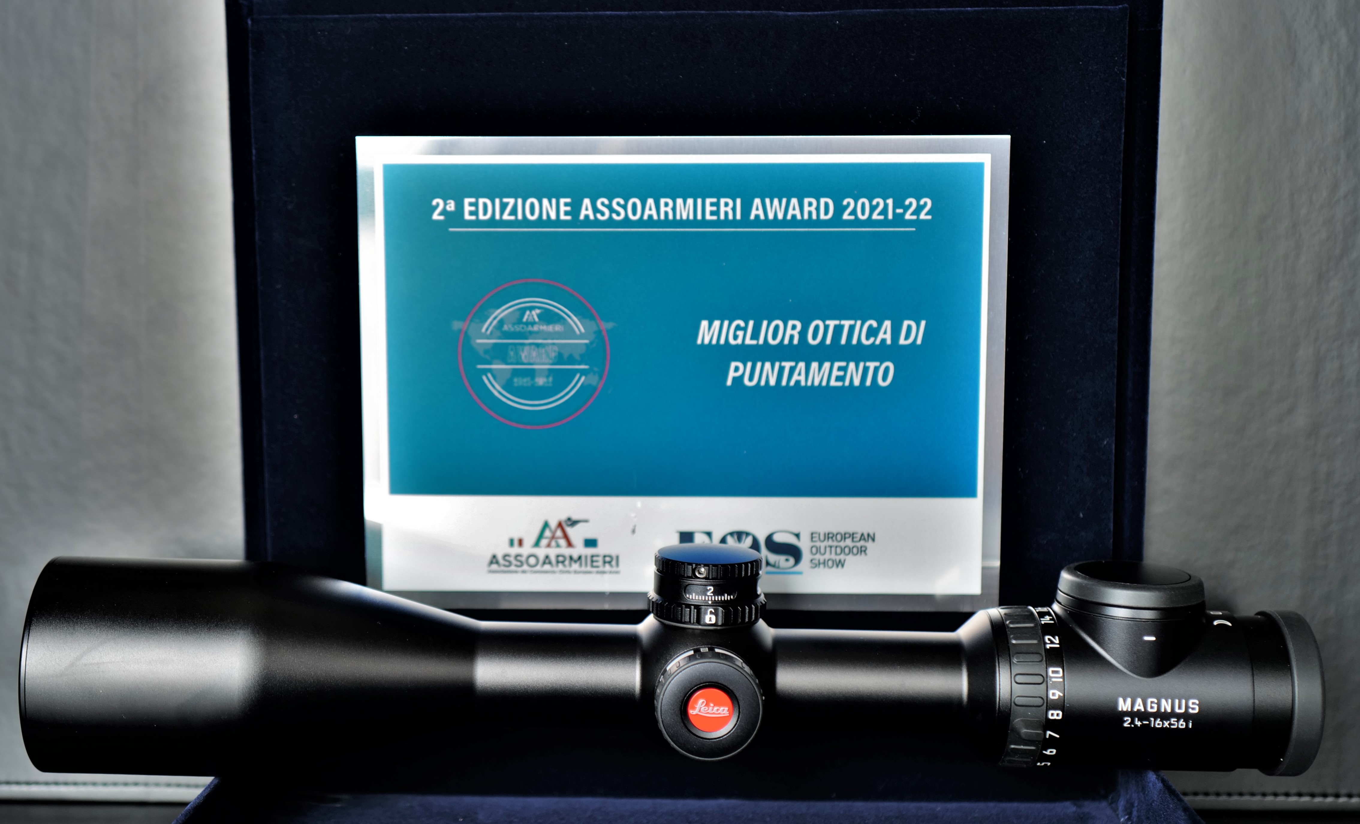 Il Leica Magnus 2.4-16x56i in posa sulla targa del premio il miglior cannocchiale da caccia 2022 di Assoarmieri