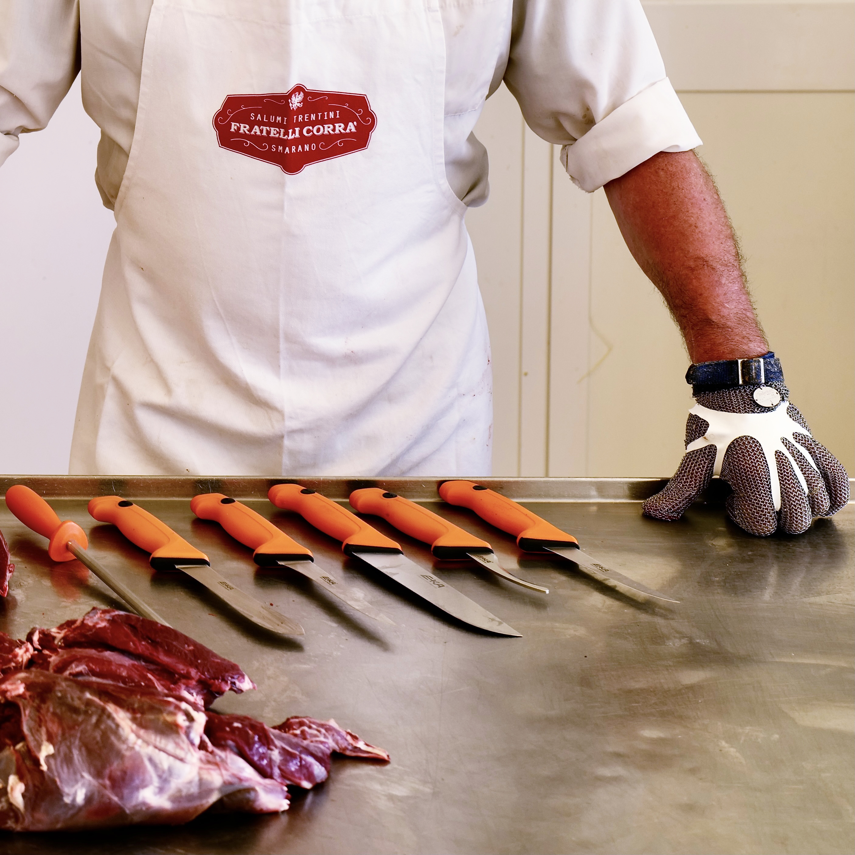 Eka Butcher Set, kit da macello completo è composto da 5 coltelli, tra i quali uno skinner e un acciaino