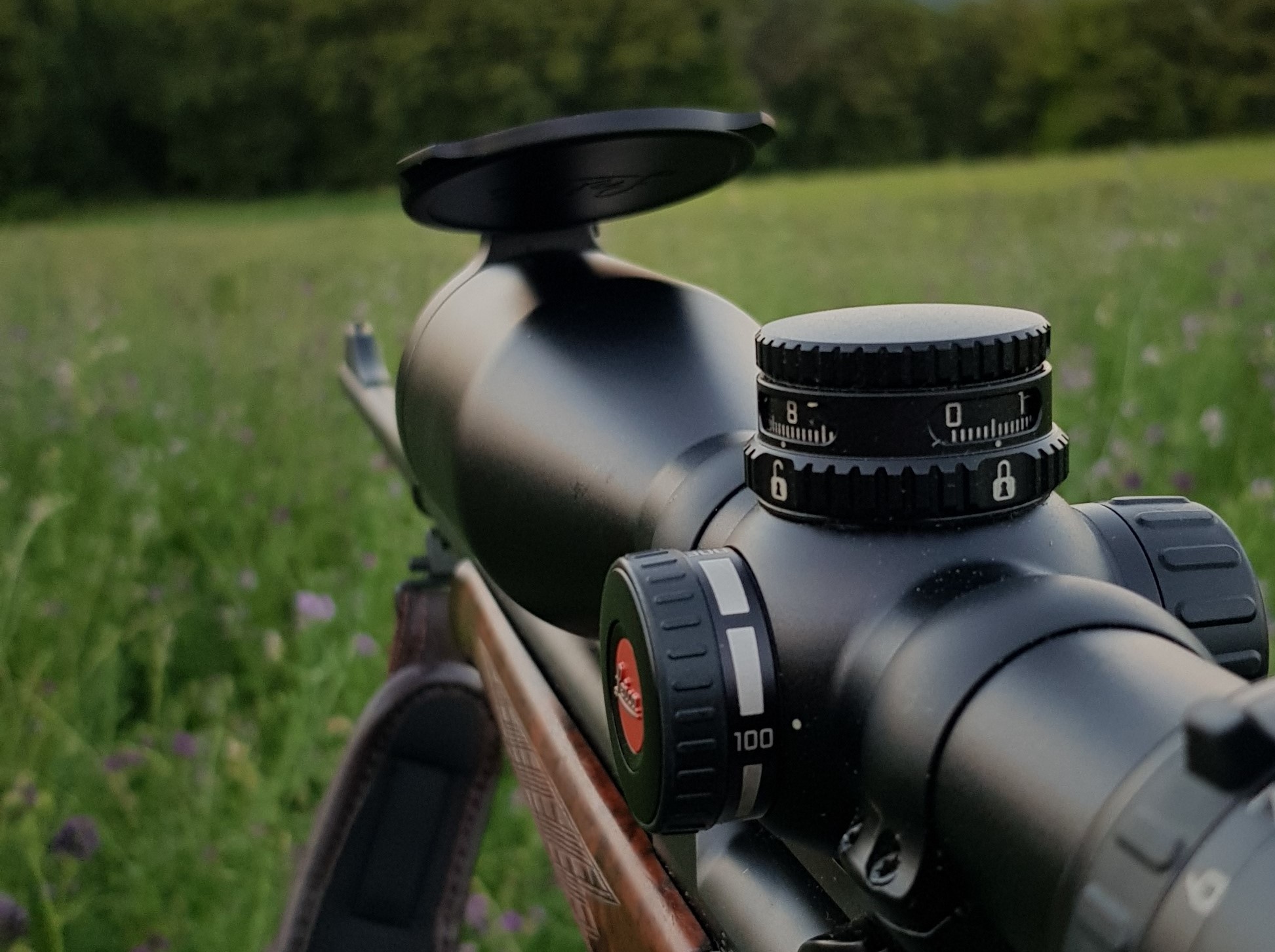 Il Flip cap sull'obiettivo, in metallo e dotato di funzionalità di centratura rapida, è decisamente un accessorio di classe per il miglior cannocchiale da caccia di selezione, il Magnus i di Leica.
