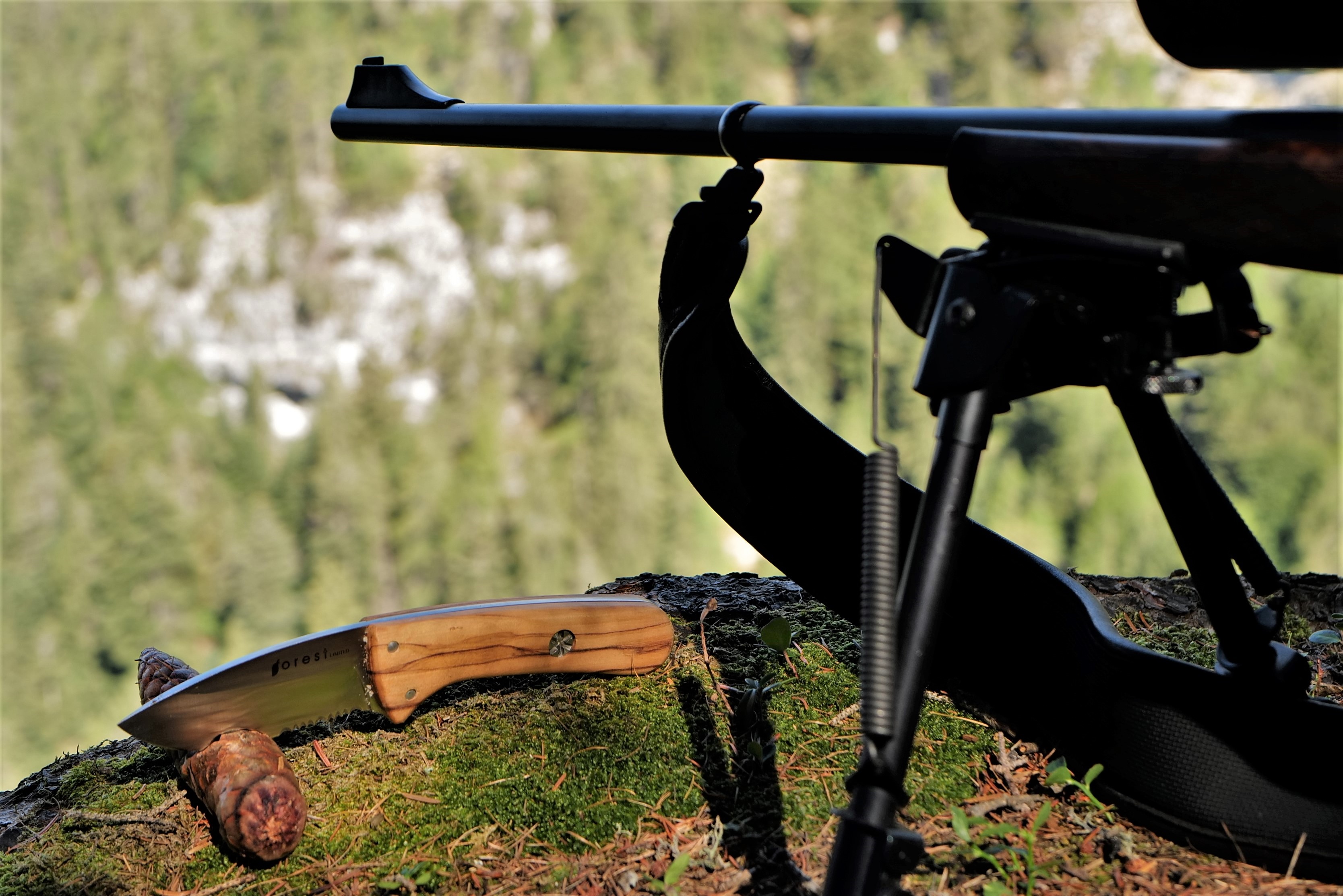 Il Forest Hunting Limited nella configurazione col manico in olivo a caccia in montagna, di fianco all'arma.