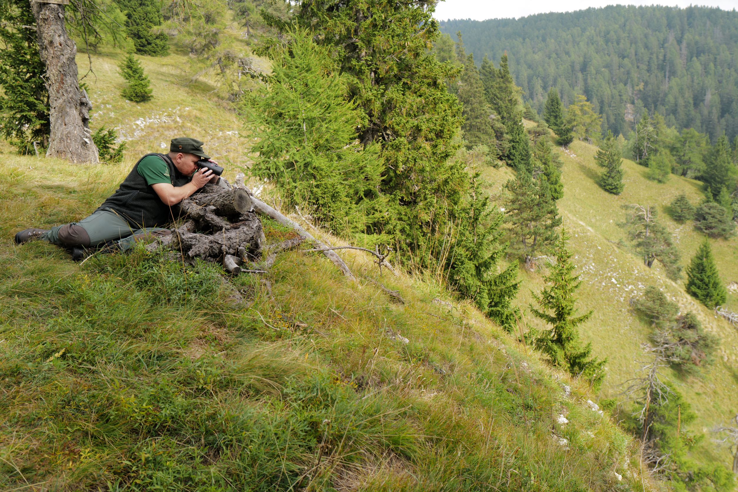 Il nostro tester Matteo Rensi scandaglia il vallone con il nuovo Geovid R 8x42 alla ricerca di cervi e camosci