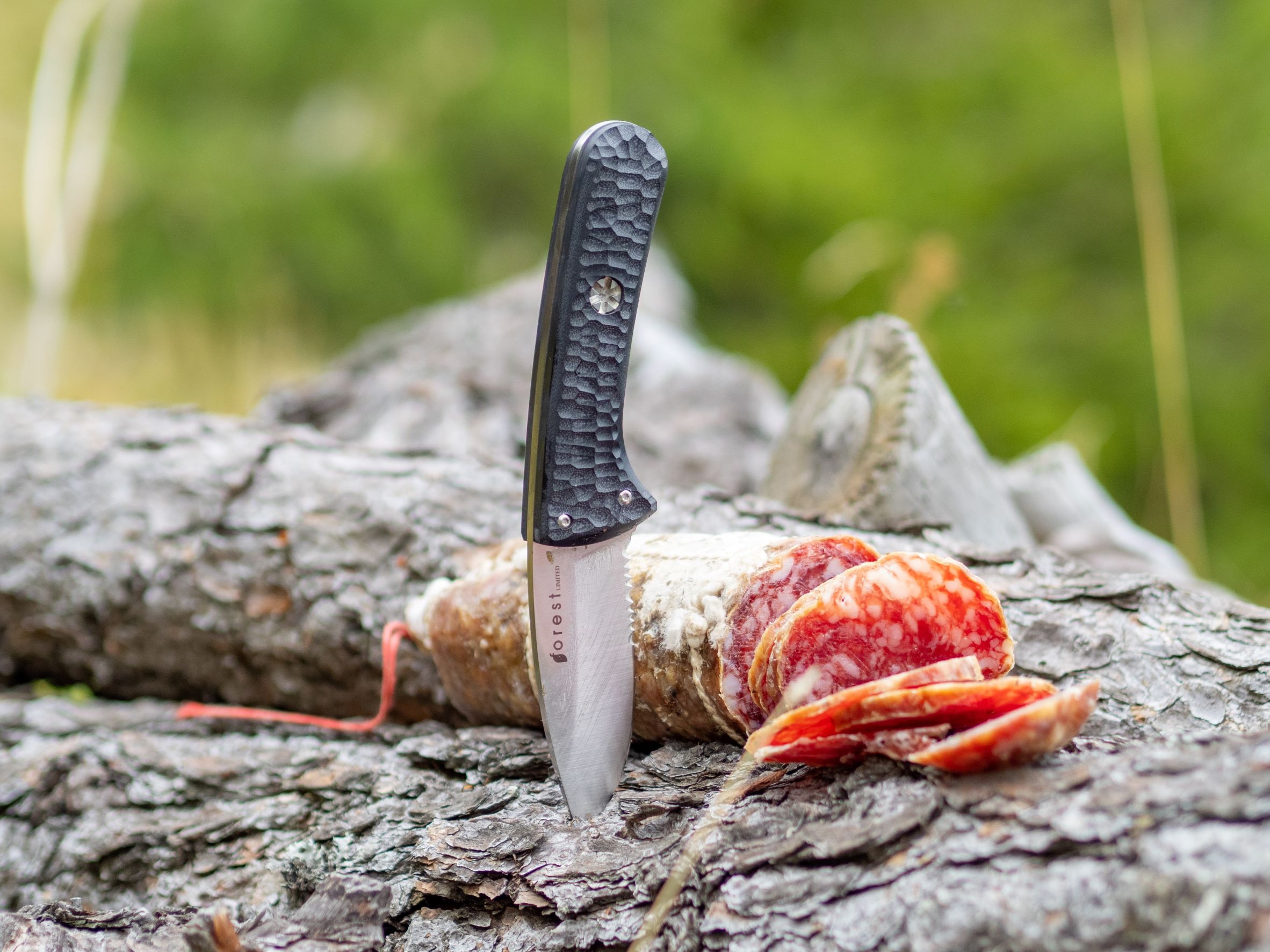 La configurazione nera in resina G10 ad alta resistenza con lavorazione antiscivolo del Forest Hunting Limited, mentre si "accontenta" di preparare la merenda al cacciatore, in attesa dell'esito dell'uscita.