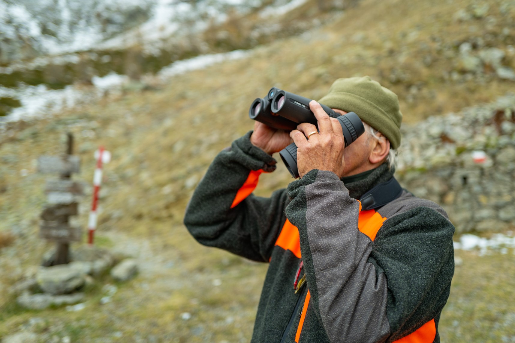 Il nostro tester Bepi Audino studia con il Geovid 8x32 PRO un branco di camosci appena individuato con il suo visore termico Leica Calonox View.