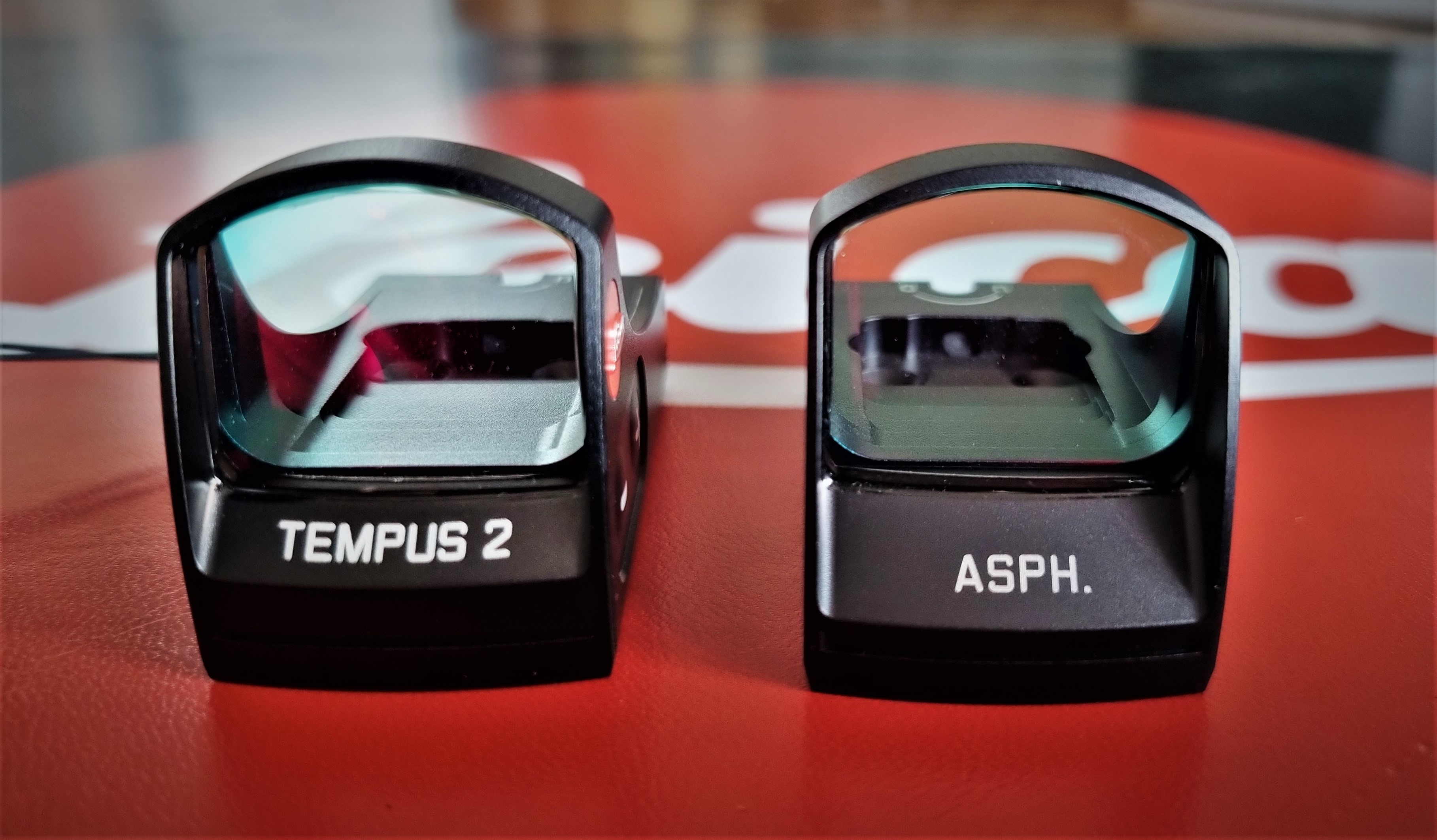 Il nuovo Tempus 2 vicino al suo predecessore Tempus. La lente asferica è la stessa, le dimensioni dell'involucro in alluminio aeronautico anche, cambia solo leggermente qualche particolare.