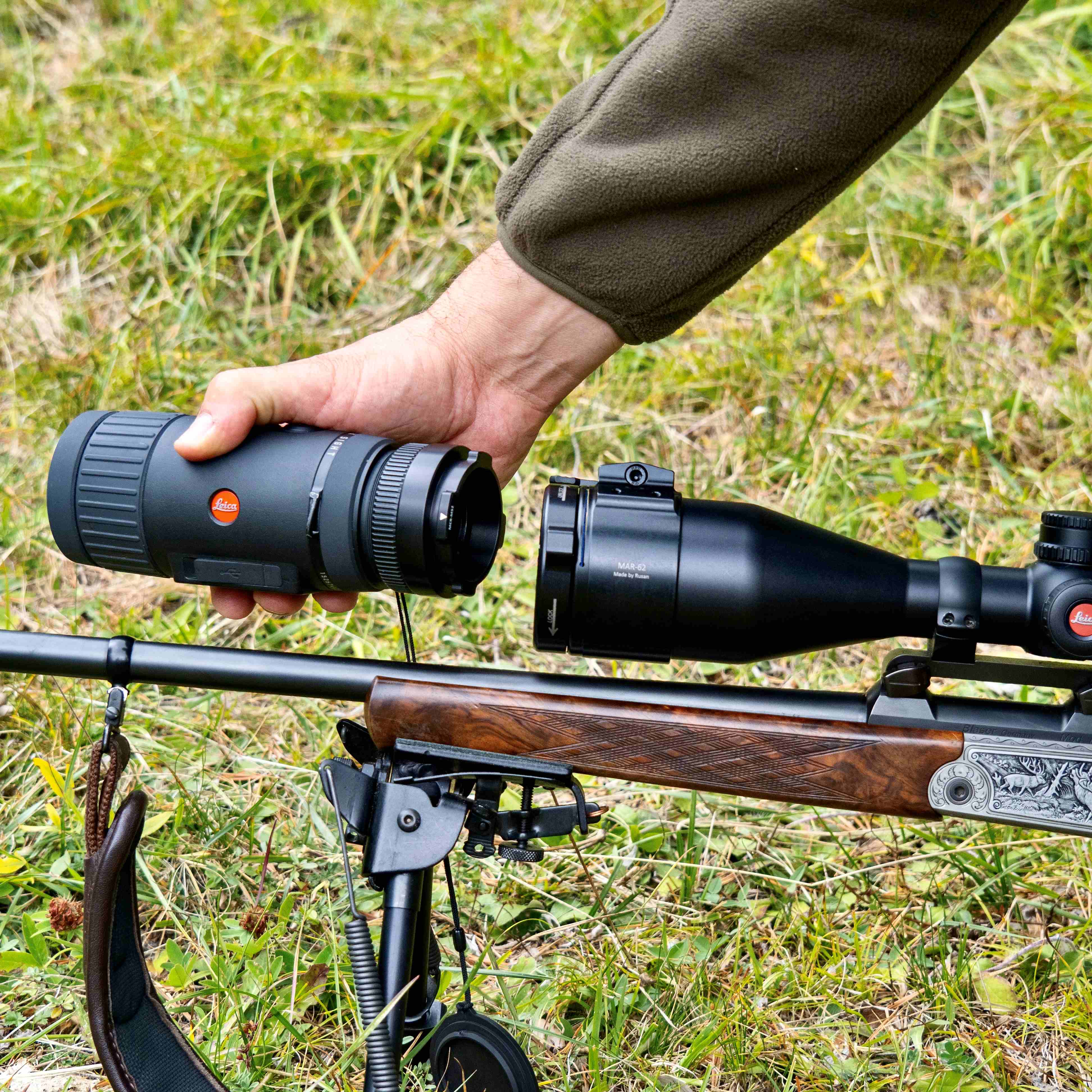 Il Calonox Sight con l'anello Rusan, che si infila in un secondo a baionetta nella parte di adattatore precedentemente fissata con una levetta sull'obiettivo dell'ottica.