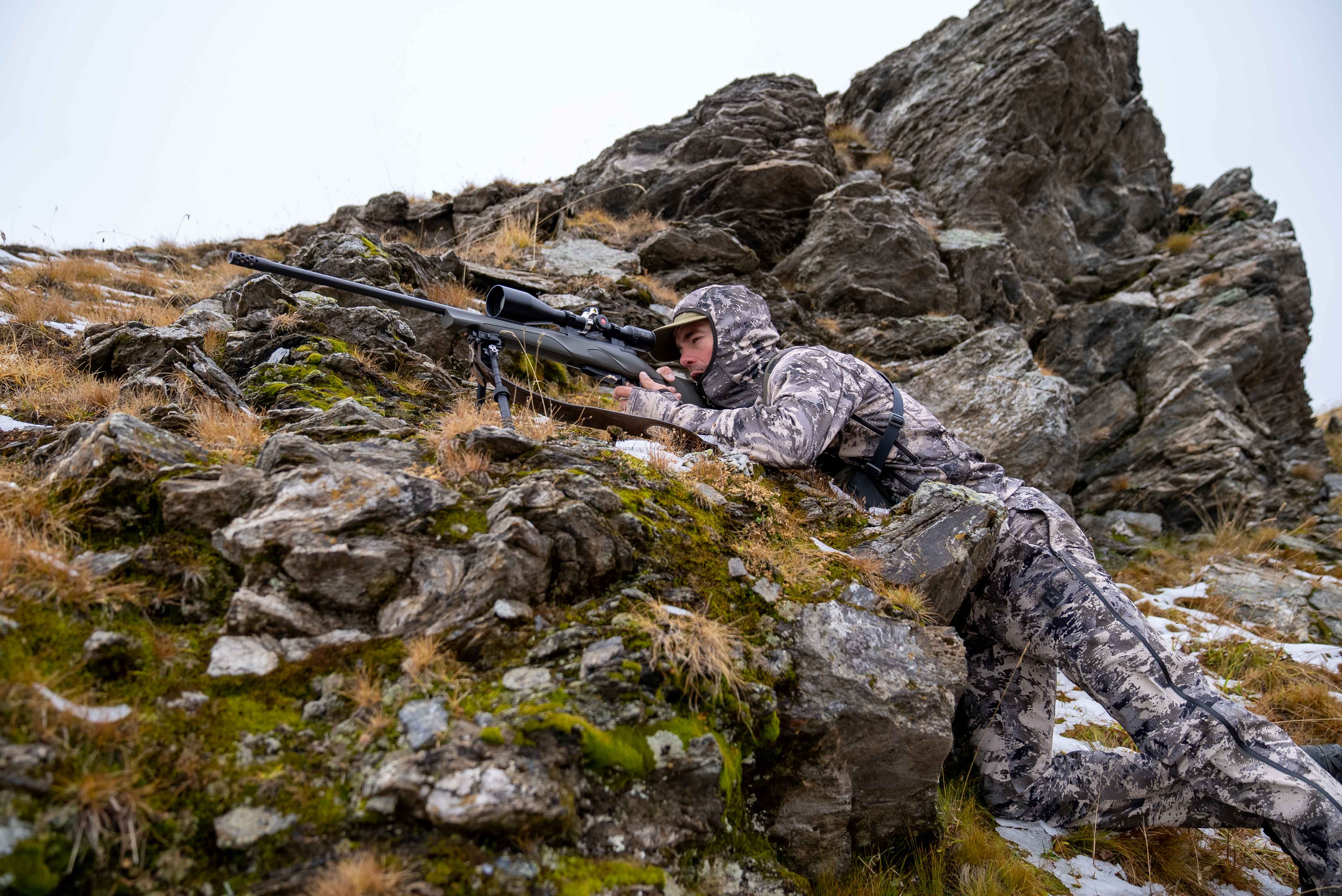 Andrea Cavaglià indossa la felpa con cappuccio e i pantaloni ripiegabili del guscio sopra a quelli leggeri, tutti e tre i capi della linea Mountain Hunter Expedition di Härkila