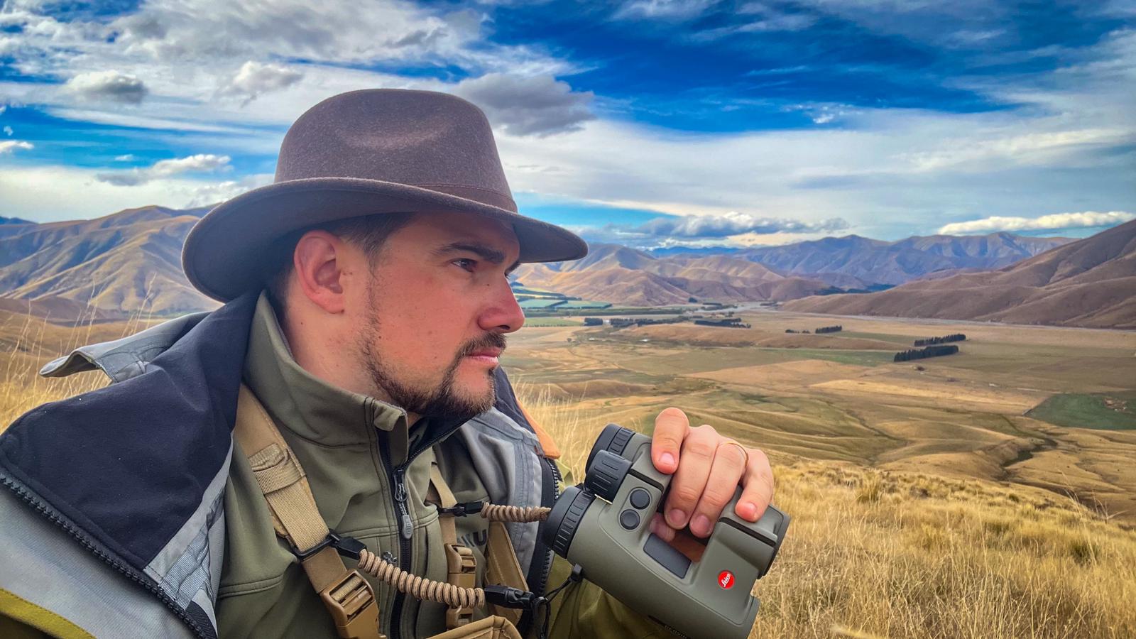 Matteo Fabris in nuova Zelanda a caccia di cervi, con il suo inseparabile Geovid PRO 8x32 in edizione verde.