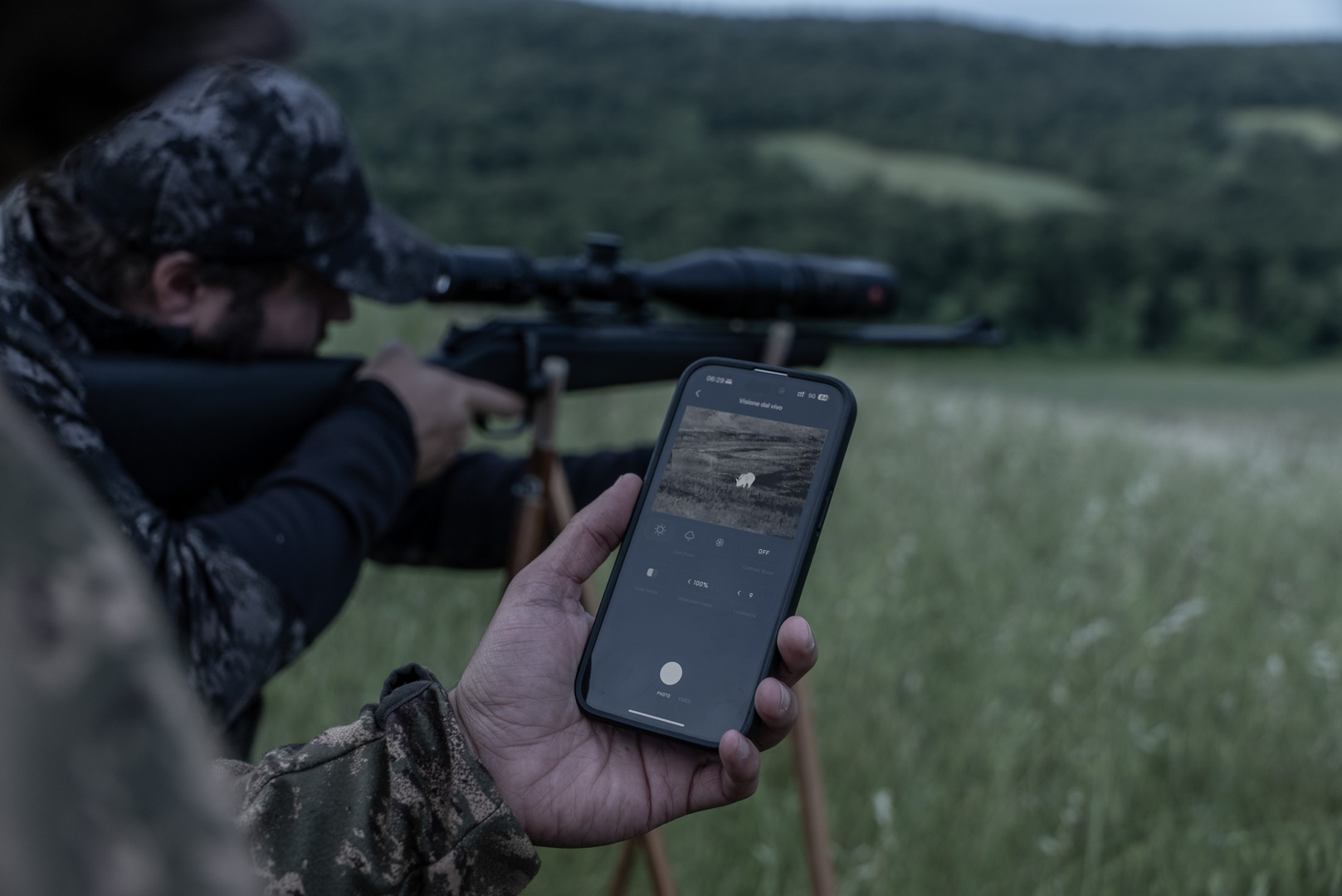 Con il Leica Calonox 2 Sight, chi accompagna può seguire in tempo reale sul suo smartphone la reazione al colpo dell'animale.