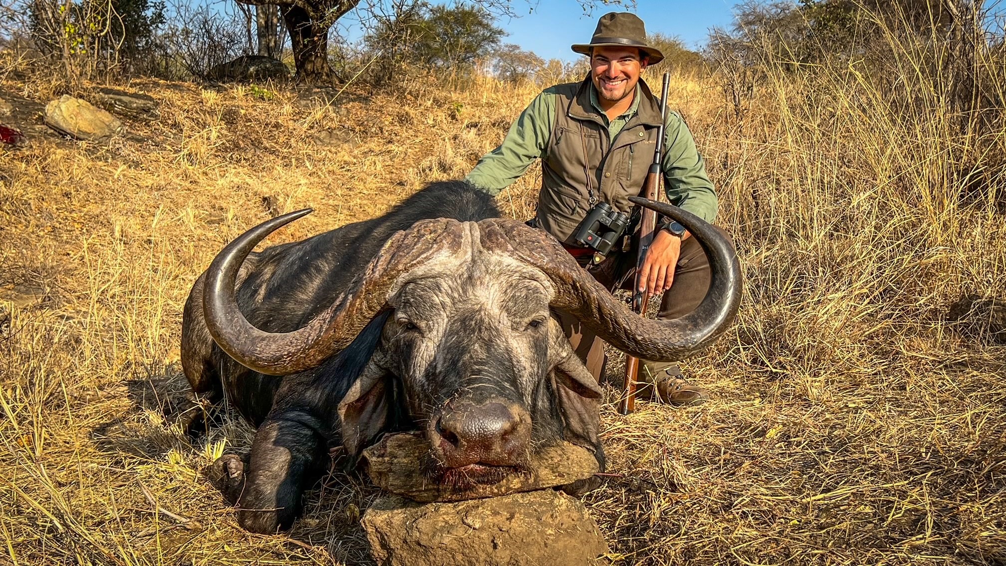 Matteo Fabris con un bufalo importante, al collo il suo Geovid PRO 8x32 nero. Appena uscito quello verde non ha resistito e lo ha sostituito.