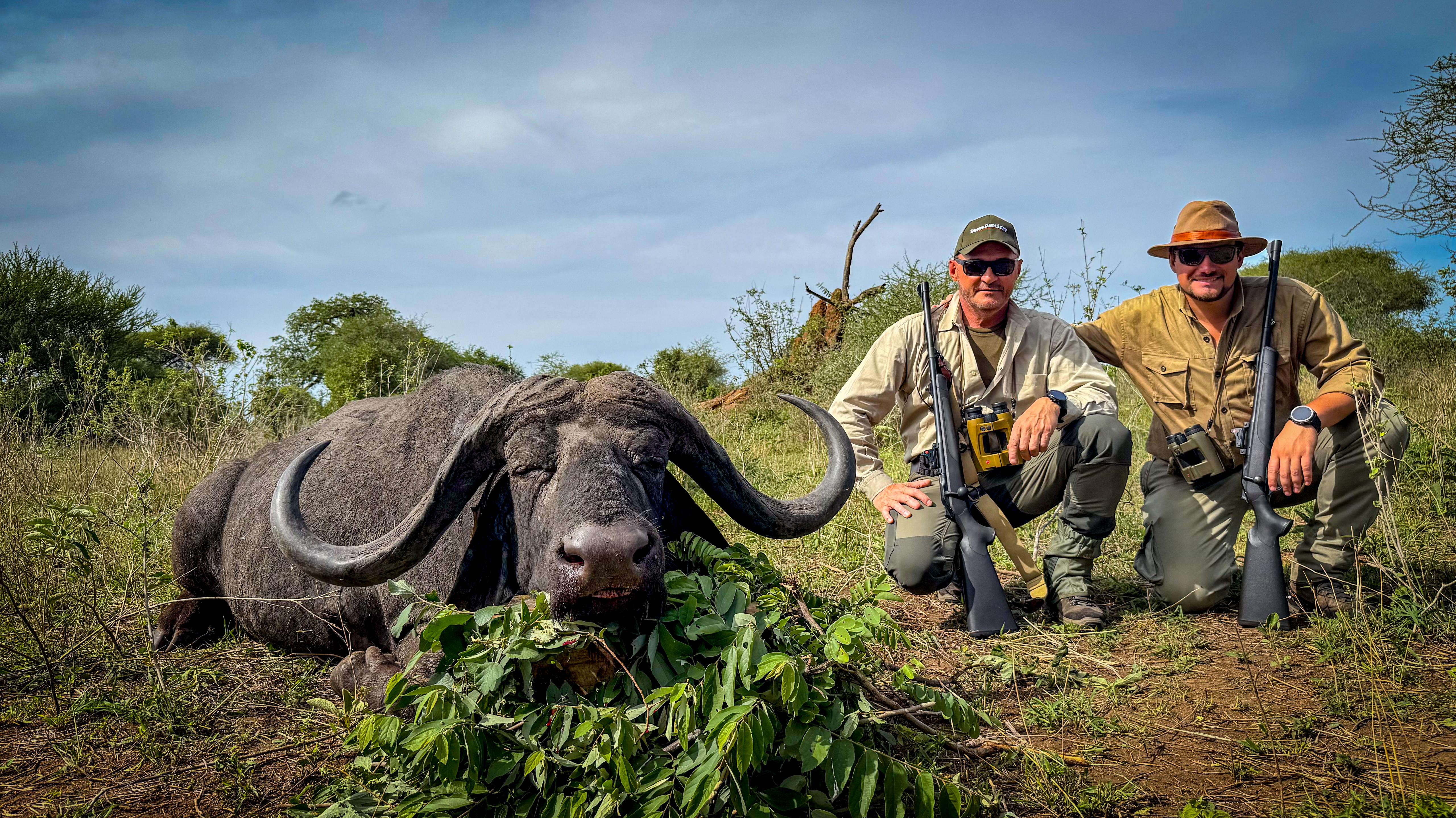Il Noto PH Matteo Fabris con il suo Geovid PRO 8x32, Il cacciatore Stefano Stanghellini con il suo Geovid PRO 10x42 AB+. I Geovid PRO offrono le loro straordinarie prestazioni anche in Africa.