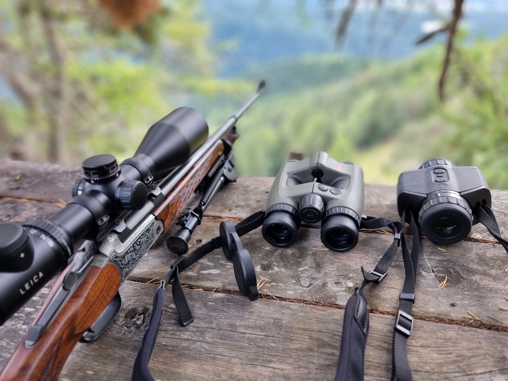 Il Calonox 2 View LRF con telemetro integrato, lungo solo 13 centimetri, insieme ai suoi compagni ideali per la caccia di selezione, Leica Geovid 8x32 PRO e Leica Magnus i 2.4-16x56 bdc, su monocolpo Blaser K95.