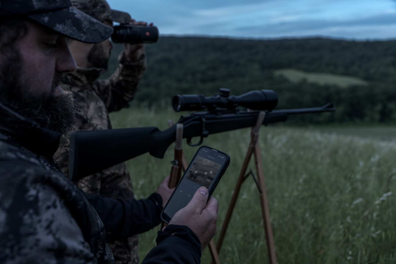 Il Calonox 2 permette di vedere in tempo reale sullo smartphone le stesse immagini che si osservano tramite lo strumento, e di fare foto e video direttamente dallo smartphone