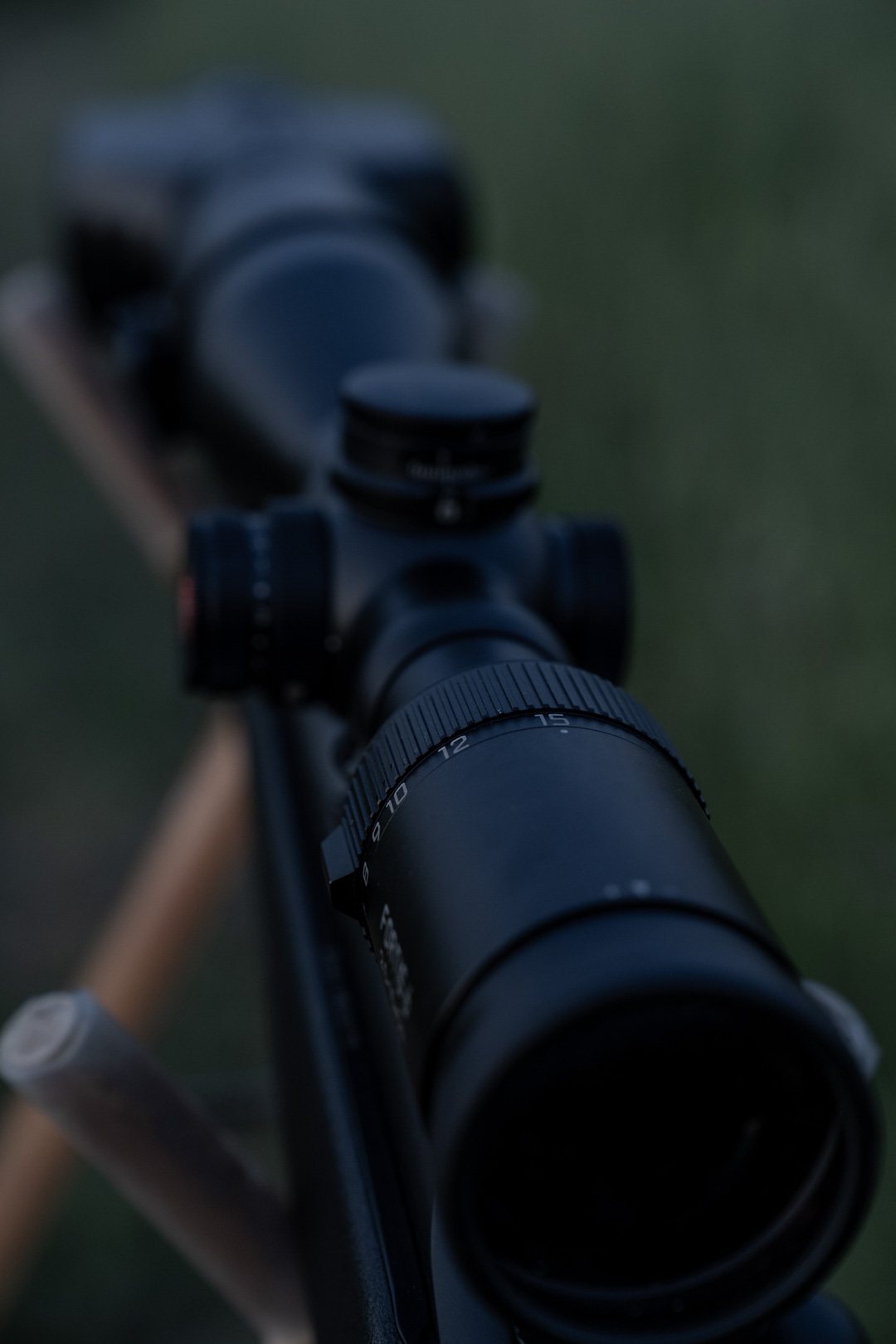 Calonox 2 Sight LRF in posizione di mira sull'obiettivo di un Leica Fortis a 15 ingrandimenti. Connubio ottimale per il tiro notturno a lunga distanza.