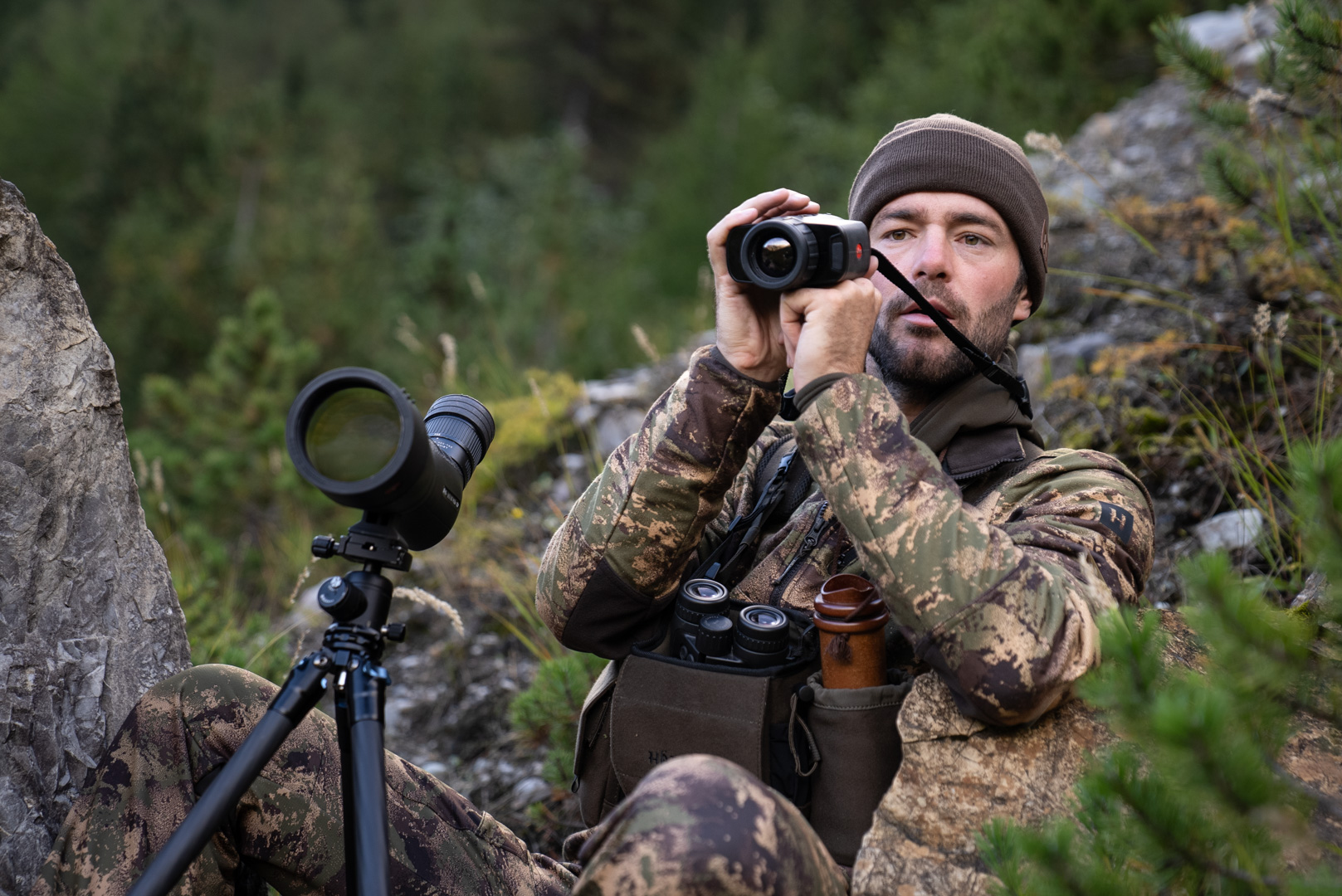 La cinghia a tracolla di Leica in dotazione consente di trasportare il Calonox 2 al collo come un normale binocolo.