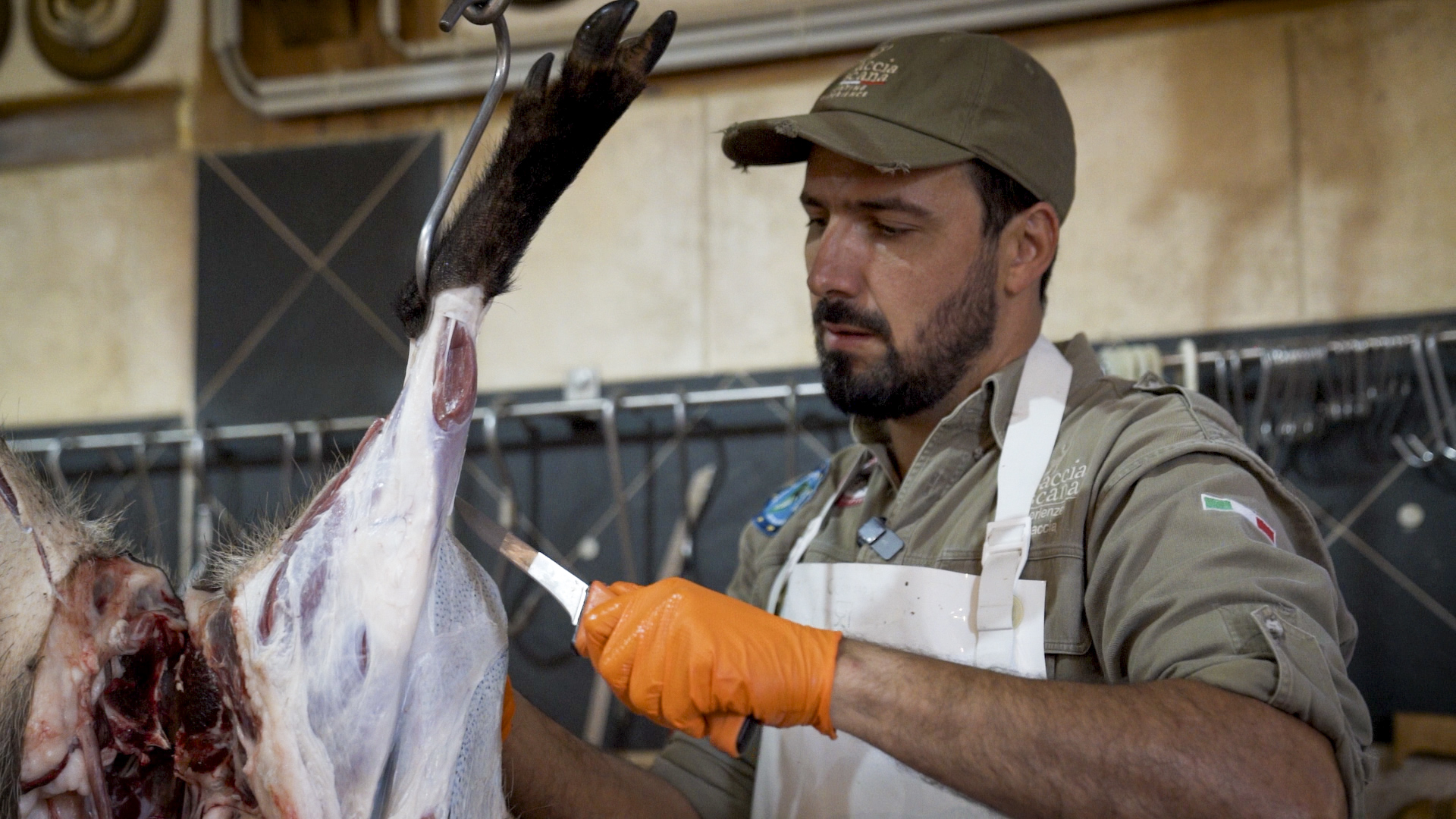 Salvatore Leanza al lavoro nel suo macello, con i suoi inseparabili coltelli EKA.