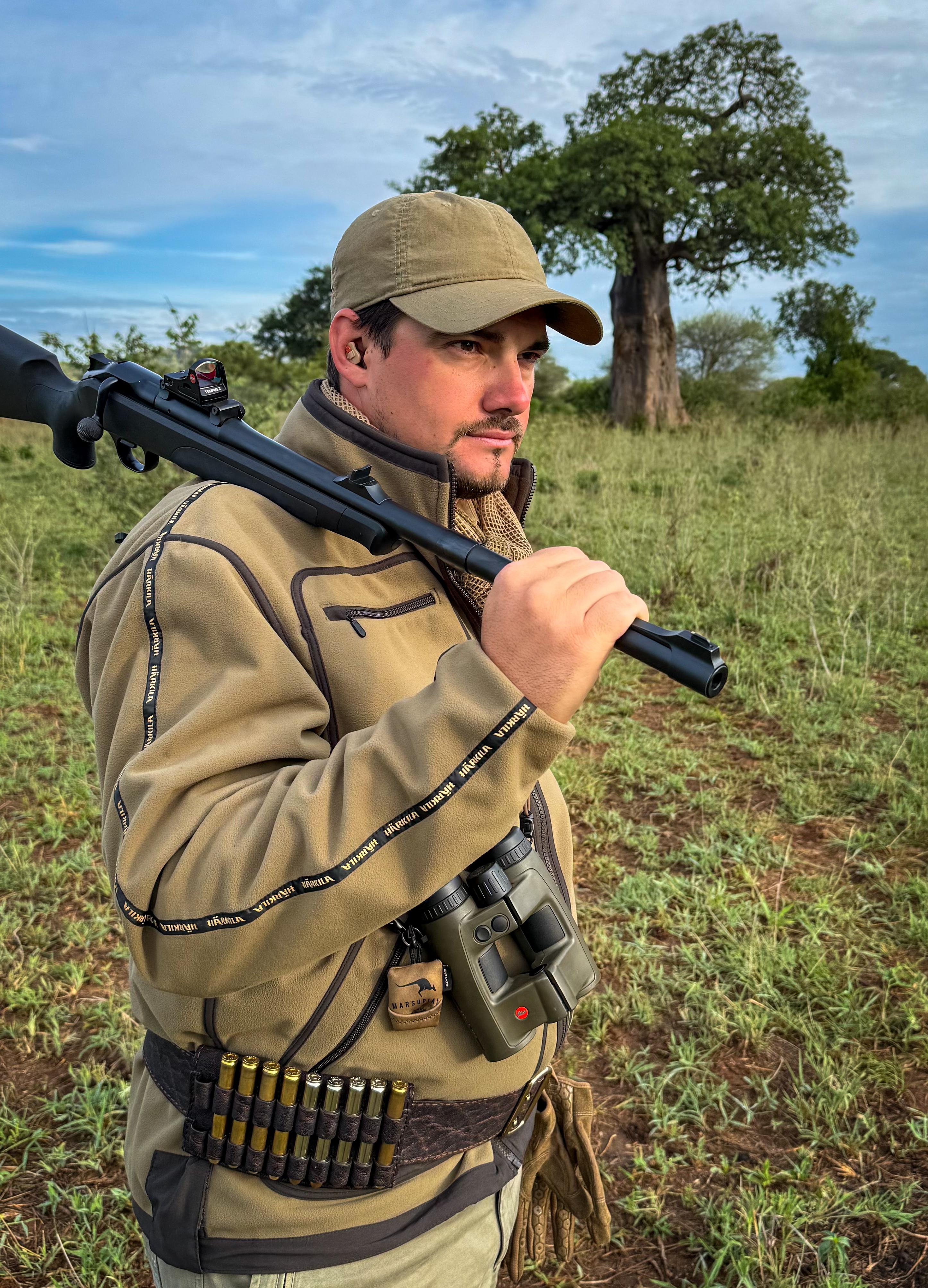 Matteo Fabris, uno dei Professional Hunter più rispettati al mondo, in Africa col suo Kamko verde oliva/marrone.