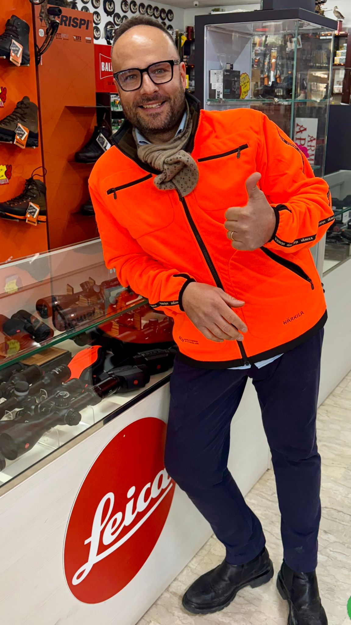 Il notissimo armiere Riccardo Giuliani mostra orgoglioso il suo Kamko nelle due facce arancio e marrone, nella sua armeria.