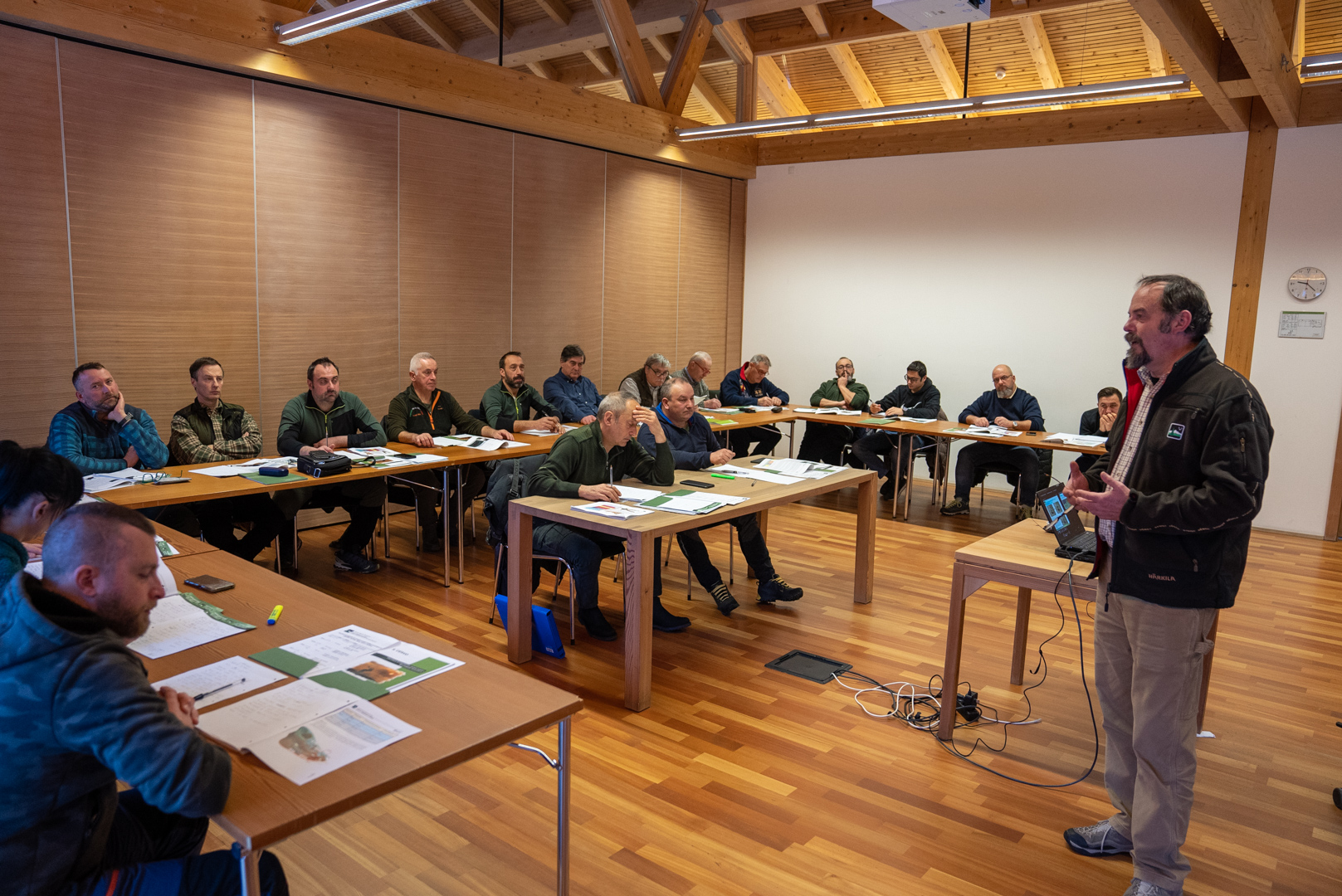 
Marco Franolich tiene la sua lezione in uno dei corsi della Scuola Forestale Latemar