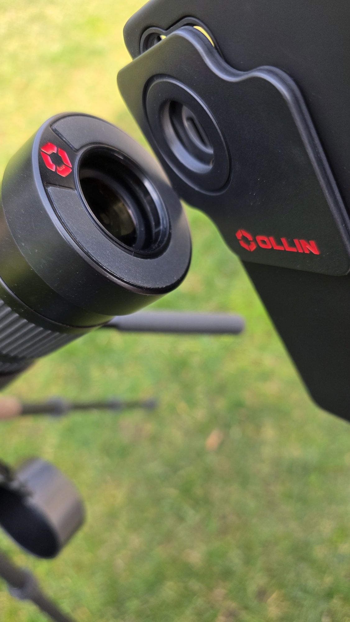 Ollin. 4 magneti sull'oculare attirano 4 magneti sulla cover, il contatto è immediato, preciso, stabile. Il digiscoping ha trovato il suo adattatore definitivo. 