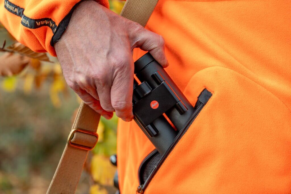 Leica Noctivid 8x25 entra comodamente nella tasca del pile da caccia