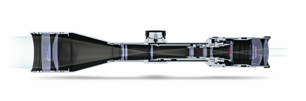 La sezione di un Leica Fortis 2.5-15x56 BDC mostra, tra gli altri dettagli di eccellenza meccanica e ottica, il tubo interno che da sotto la torretta balistica arriva fin dentro la zona dell'oculare, in cui si incastra senza possibilità di subire spostamenti per effetto del rinculo. Sotto la torretta balistica, l'affidabilità è rafforzata da un sistema a due molle per ogni verso in cui insistono i clic.