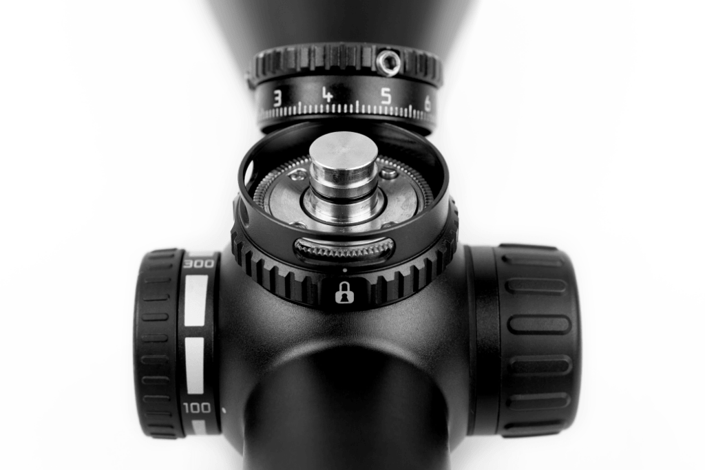 La parte interna della torretta BDC di un Leica Magnus, identica a quella del Leica Fortis, mostra l'acciaio 60hrc di tutti i componenti e soprattutto della ghiera dentata, su cui si incastra la ghiera dentata complementare dello stesso materiale parte integrante del tappo.