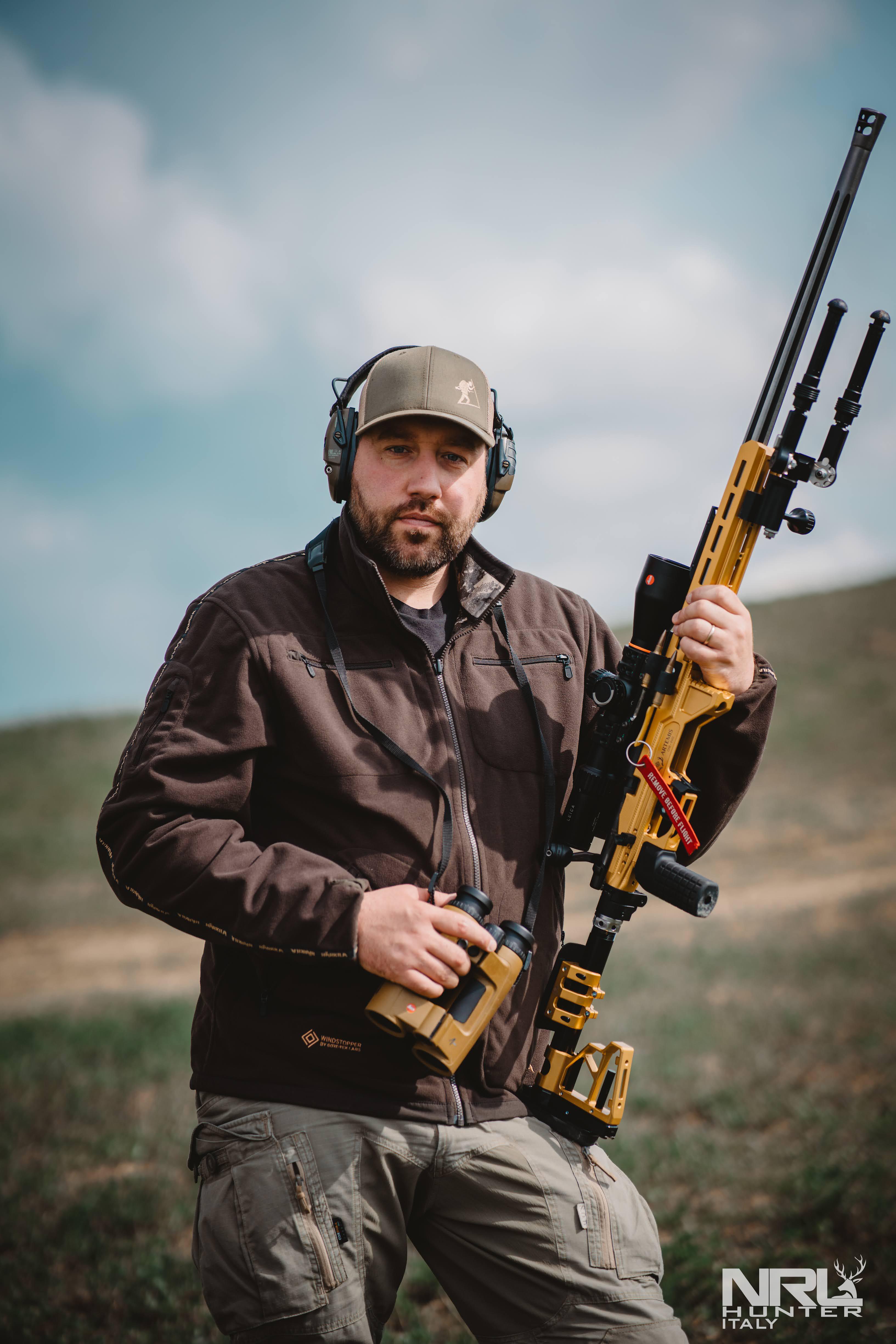 Manuel Manca fotografato durante una gara NRL Hunter Italia 2026, con il suo Geovid PRO 10x42 AB+ e il suo PRS 5-30x56 montato sull'arma di Agordina Armi. La calciatura è ARTEMIS Precision.