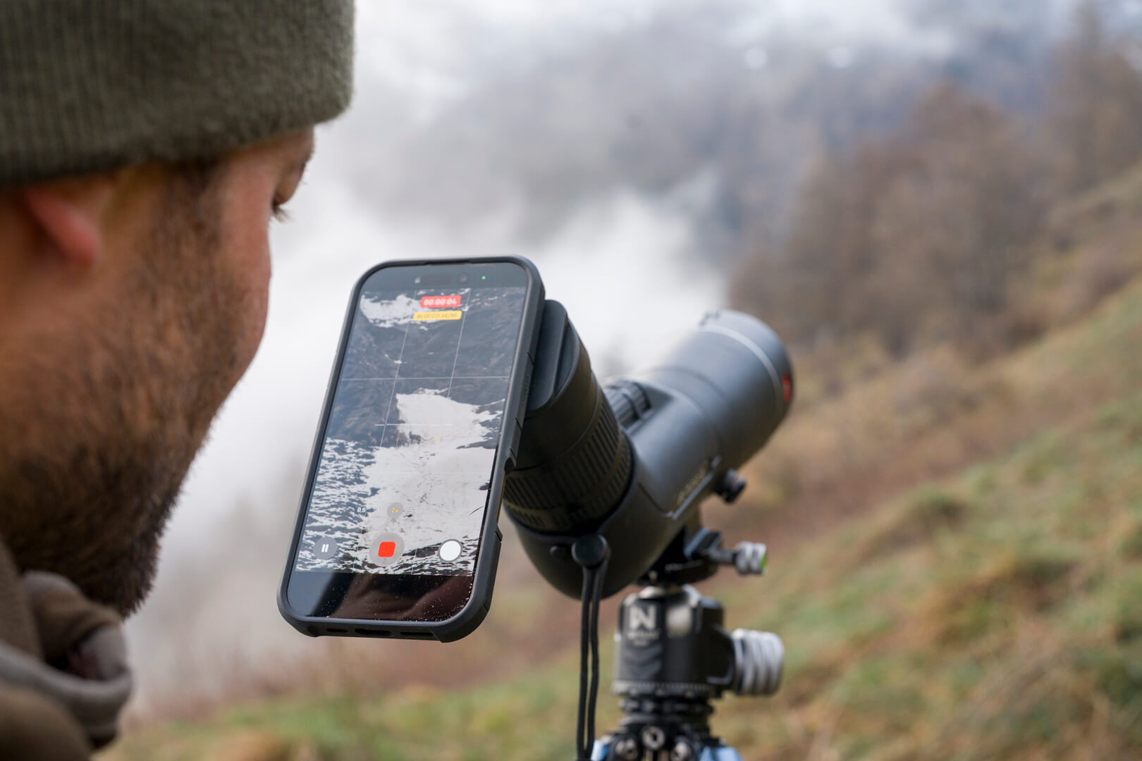 Smartphone agganciato al cannocchiale con l'adattatore Ollin per filmare un camoscio